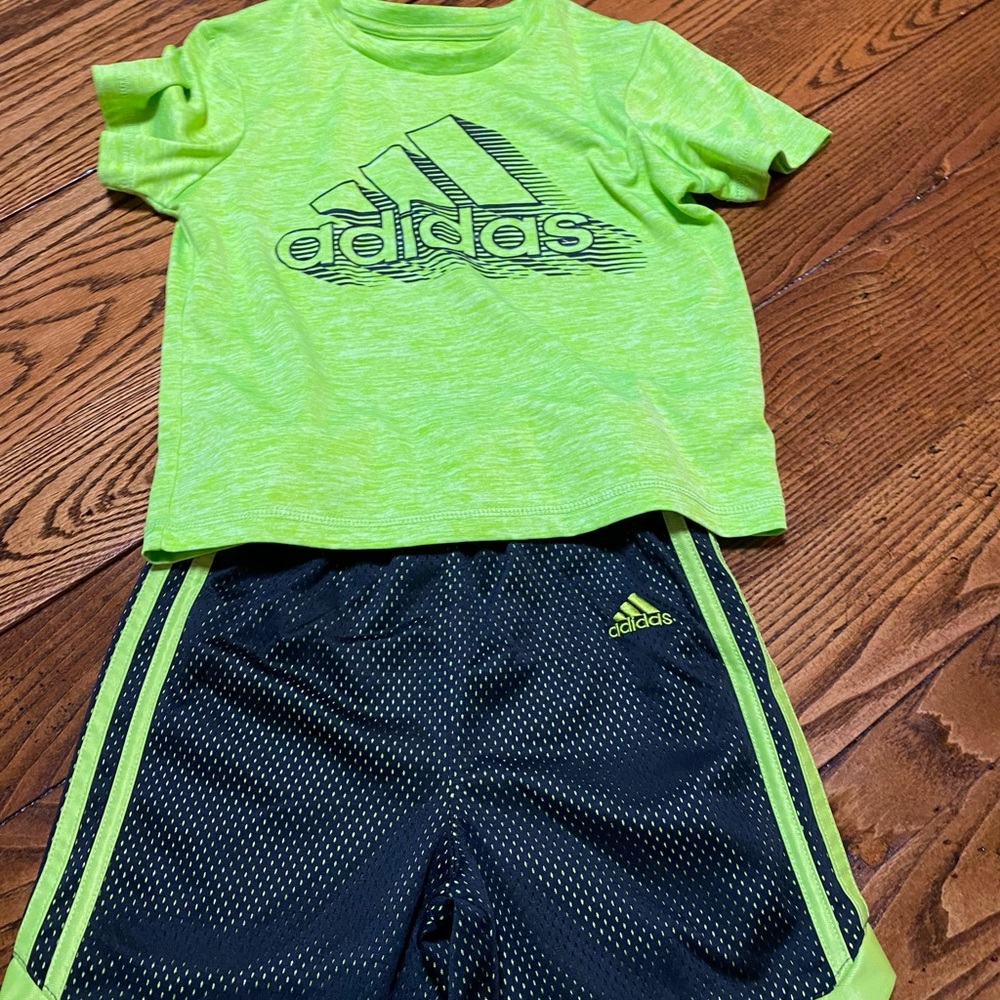 Adidas short set 4t